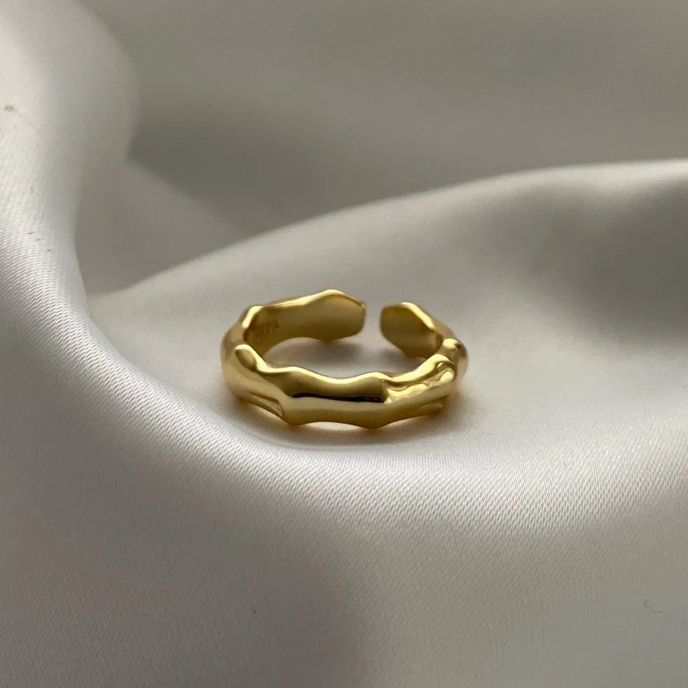 Vi säljer just nu ’AMORE’ i både guld och silver. Ringen är i Sterling Silver 925 och den guldfärgade ringen är pläterad med 18K. Båda ringarna är justerbara och passar vardera finger. Kika in @alaiauf för mer info🤍. Accessoarer.