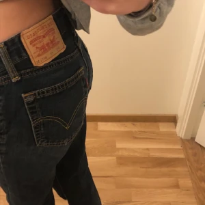 Vintage Levis jeans - Vintage Levis jeans i mörkblått! Modellen heter 516 och va från början lite mer bootcut/flare men har sytt en söm för att få dom lite mer raka i benen. Står att storleken är W27 men dom sitter som W25/26
