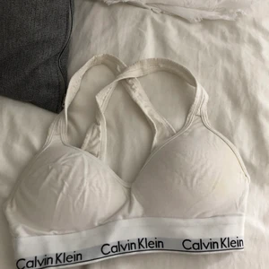 Calvin Klein topp - Säljer min sjukt sköna topp från Calvin Klein! Hann endast använda den 2-3 gånger innan den tyvärr blev för liten... säljer därför i jättebra skick! Den är vadderad! Nypris 500kr