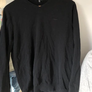 Svart stickad tröja - En svart stickad tröja, storlek S, V ringad, skön, bomull, knappt använd/nyskick 