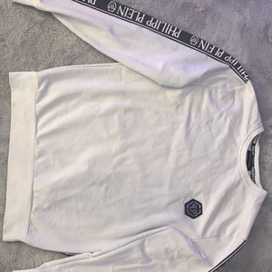 Philipp Plein tröja - Storlek M, köpt för 5000kr, använd ungefär 5 gånger, säljer pågrund av att den blivit för liten. Äkta men har tyvärr inget kvitto eftersom jag fick den. skicka privat för mer information/bilder. Buda!