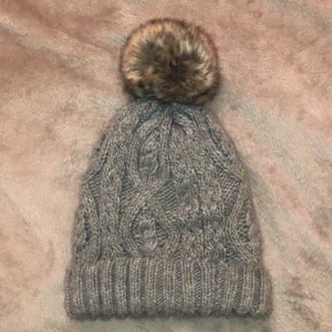 Grå mössa - Säljer denna gråa gulliga mössan med en pom pom. Sjuuukt varm och ser snygg ut på. Säljer billigt!! Skriv till mig privat för övriga frågor! 💕