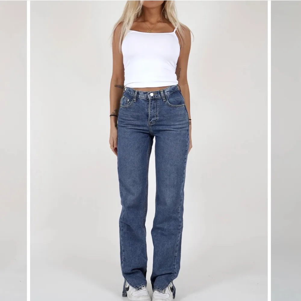 Raka jeans med slits från venderbys. Säljer på grund av att de inte passade. Helt oanvända med prislapp kvar. Säljer för 500kr + frakt. Nypris var ca 700kr inkl frakt från venderbys.dk . Jeans & Byxor.