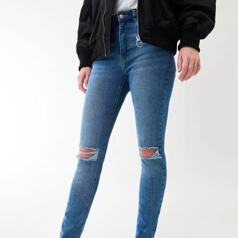 Jag säljer ett par fina Molly original jeans från Ginatricot. Den är använda nåra gånger men i bra skick. Ord pris: 399kr. Jeans & Byxor.