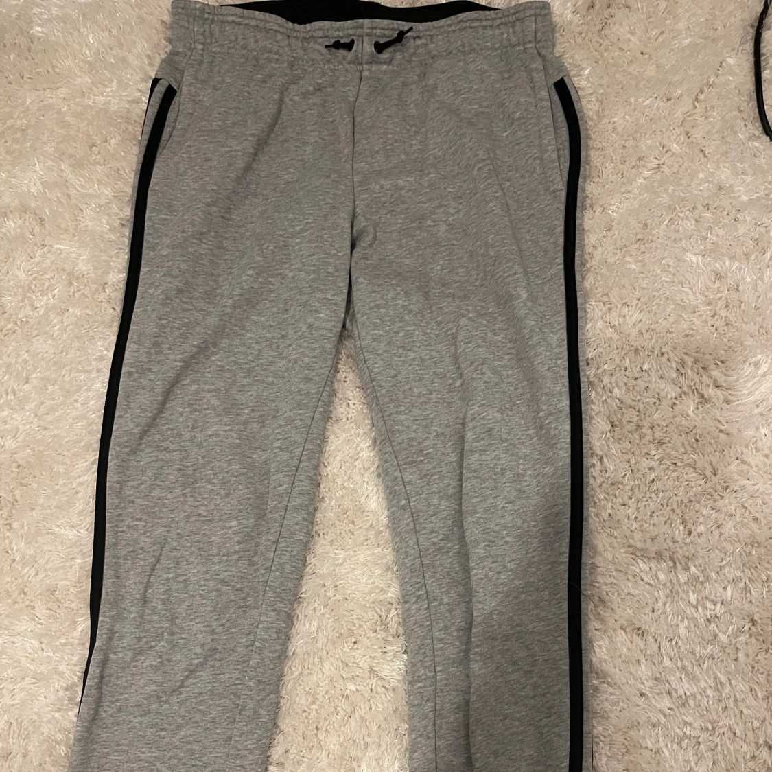 Gråa adidas mjukisbyxor 