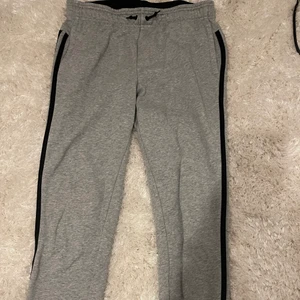 Gråa adidas mjukisbyxor  - Säljer mina gråa adidas mjukisbyxor då dom inte passar mig , helt nya , 500 ordinarie. Mitt pris 130! Det är storlek M men skulle säga att dom sitter som en S 🦋✨