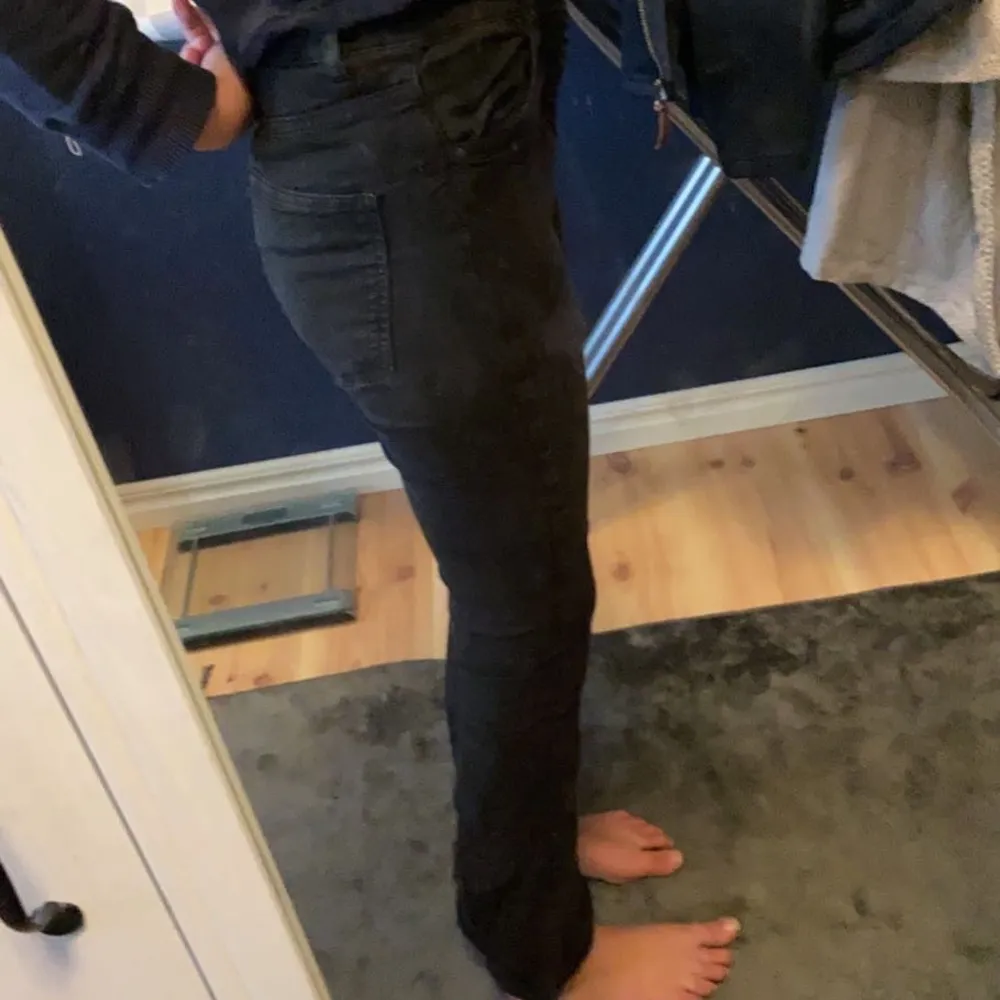 Utsvänga svarta jeans från ginatricot. Skriv gärna privat om ni har några frågor eller vill köpa🖤. Jeans & Byxor.