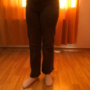 Ett par gråa raka jeans  - Ett par gråa jeans som är från hm. De passar min kusin som är 145cm och de passar mig också men de är lite korta och jag är 156cm.