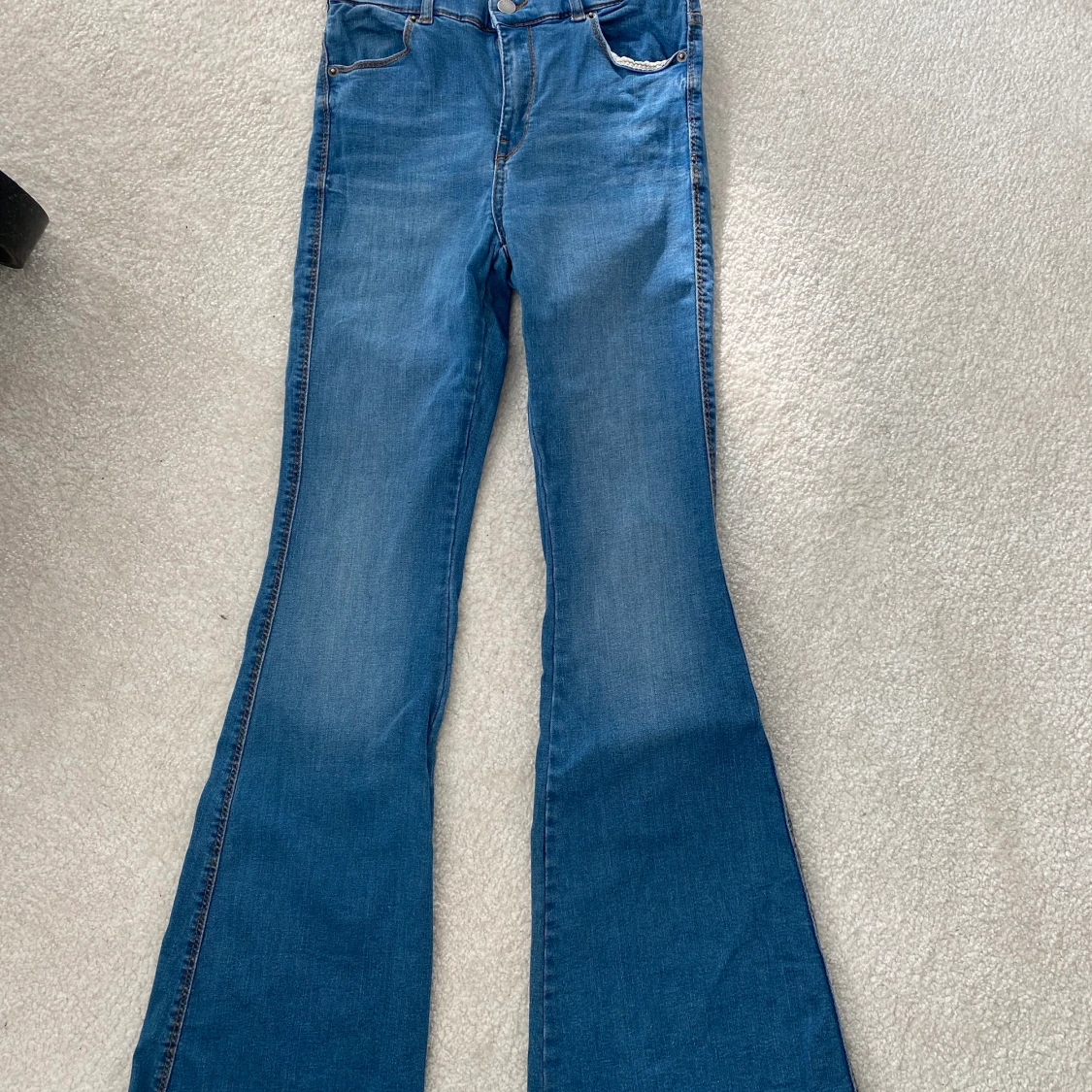 Blåa bootcut jeans