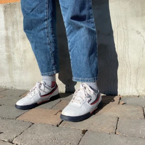 Fila sneakers strl 38,5 - Ett par skor från Fila i gott skick.