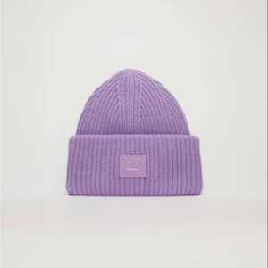 Lila acnemössa - Säljer min lila acne mössa, färgen är limited edition och finns inte att köpa längre. Fint skick säljer då den inte kom till användning denna vintern❤️