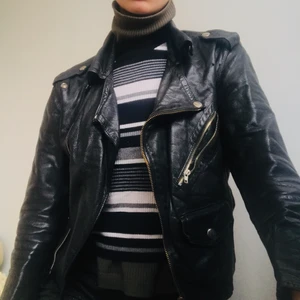 Kort skinnjacka - biker modell - Kort skinnpaj - biker modell 🤩 saknar två knappar. Köpt i vintagebutik.