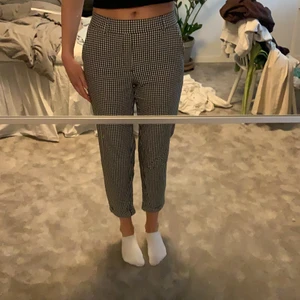 Rutiga kostymbyxor - Rutiga kostymbyxor i stretchigt material. Från Vero Moda i srtkl XS men passar mig som vanligtvis har S.