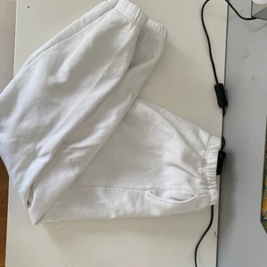 Mjukisbyxor - Vita mjukisbyxor från gina tricot! Köparen står för frakteb