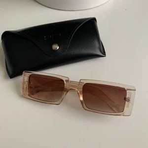 Solglasögon - Solglasögon från shein med tillhörande fodral 