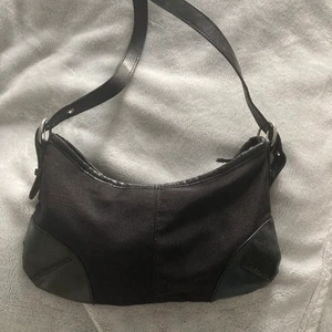 Väska - Sjukt snygg vintageväska! Sliten på grund av de många åren på nacken, men fortfarande väldigt snygg. Kontakta för fler bilder på defekter!