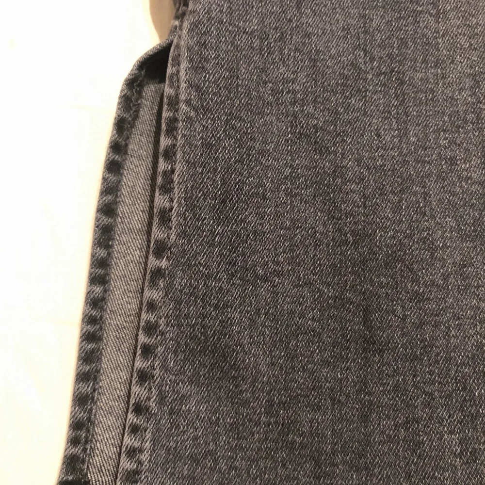 Jättefina och bekväma gråa Zara jeans med slits. Helt oanvända. Nypris 349, säljer för 225kr🤍. Jeans & Byxor.
