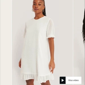 Klänning  - Säljer supergullig klänning från NAKD som tyvärr inte kommit till användning, därav sitter lappen kvar. Köpte för 399kr men säljer för 199kr plus på frakt 40kr 📦🛍(fösta bilden är min resten är från hemsidan, om du vill ha fler egentagna bilder får du skriva privat)  :)