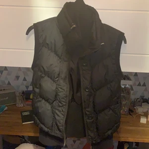 Mexx svart väst - Ganska gammal och alldeles för liten😩 Skitsnygg och trendig väst med både dragkedja och knappar🖤🖤