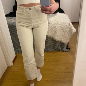 Levi’s Manchester byxor storlek 27 - Fina gräddvita Manchester byxor från Levi’s som är sparsamt använda. Byxorna knäpps med knappgylf och är lite vidare längst benen men sitter tight runt rumpan och slutar ganska kort. Jag är 1,73 och brukar bära storlek 36/small Nypris 1100kr. 