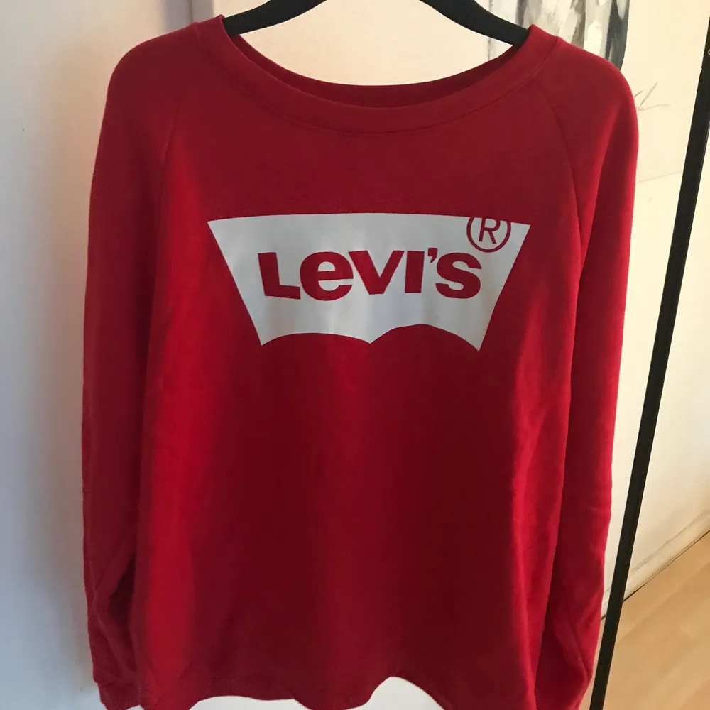 Röd Levis tröja i nyskick använd vid 1 tillfälle. . Tröjor & Koftor.