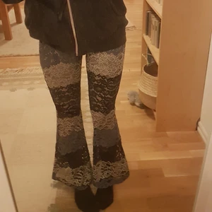 Byxor med utsvängda ben  - Ett par unika och fina byxor från hamburger studio! Har blommig delatjering med utsvängda ben. Aldrig använda, prislappen är fortfarande på! 💖 Står att det ska vara storlek L, men skulle snarare säga att dom är S-XS. Nypris: ca 400 kr. Frakt tillkommer 