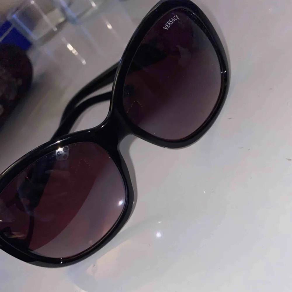 Fake Versace solglasögon, använt 1 gång . Accessoarer.