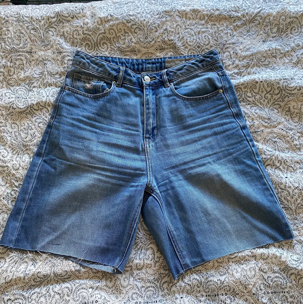 Var förut ett par raka/vida jeans som jag klippte av till ett par lite längre shorts. Färgen är inte riktigt som på bilden utan lite ljusare 🥰  hör gärna av dig vid frågor!. Shorts.