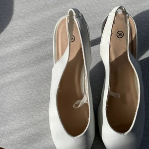 Vita klackar  - Fina och bekväma klackar i så gott som nyskick! Använt kanske 3 gånger! Klackhöjd 7 cm! ✨