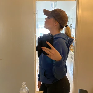 Blå hoodie från bikbok - Säljer denna blå hoodie från bikbok! Storlek S/M men passar de flesta! Köparen står för frakt, skicka mig ett meddelande för fler bilder osv.🦋🦋