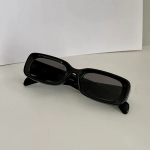 Weekday solglasögon - Trendiga solglasögon från Weekday, knappt använda.