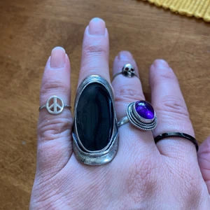 Stooor ring  - Sjukt snygg stor ring med svart Sten. Ej äkta silver. Storlek 17 mm. Längd på stenen 4,5 cm. Frakt tillkommer 15kr 