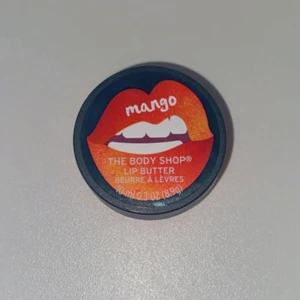 The body Shop Lip Butter - Jag säljer denna lip butter från ”The Body Shop”!! Säljer pga att jag redan har några & vill bara säja att dem är så sjukt bra, de återfuktar läpparna och ger dem en fantastisk fin glans. Den är helt ny, oöppnad & oanvänd!! Original priset är 60kr och jag säljer den för endast 40kr!!✨