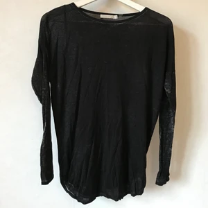 Cool spräcklig tröja, XS-S - Svart långärmad tröja med vita inslag, litet lätt genomskinlig i tyget. Ger en ball effekt! Mjuk och skön. Passar XS eller S. Kanske även M.  Kan mötas i Stockholm eller skicka mot fraktkostnad! ✨🌸✨