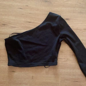 Shein tröja  - Shein svart top med en arm 