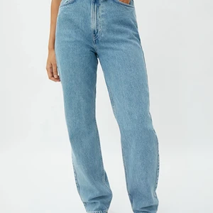 Row jeans, Weekday - Ett par ljusa jeans från Weekday i modellen Row. Köpta av annan säljare här på plick, men passade tyvärr inte mig så säljer vidare. Aldrig använda av mig och i fint skick. Strl 28/32