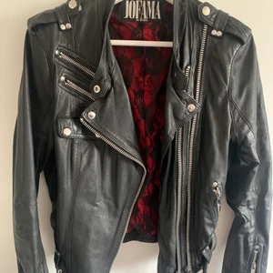 Kenza 9 skinnjacka  - ▪️Använd endast fåtal gånger. Jackan är som ny! Inga skador på jackan ▪️inköpt från Åhléns ▪️Kan skickas ▪️Priset kan diskuteras vid snabb affär 