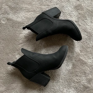 Klackar - Hejhej! Jag säljer ett par nästintill oanvända klackar från hm, ser ut precis som nya! Är i ett svart fakeskinnmaterial. Så sköna oxå, inte alls jobbiga att gå i. Frakt tillkommer! 🚚 📦 