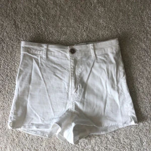 Shorts - Oanvända shorts i storlek 38, skulle säga att det är en liten 38.  Köpare står för eventuell frakt<3