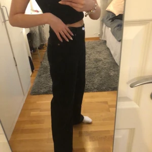 Yoko-jeans - Säljer mina jeans från monki i modellen ”yoko”. Kan användas både som låg och högmidjade. Raka/vida i benen🖤🖤tveka inte att höra av dig om du har någon fråga!