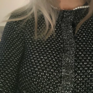 Kofta - Säljer min glittriga kofta från Åhlens i storkek 38🖤