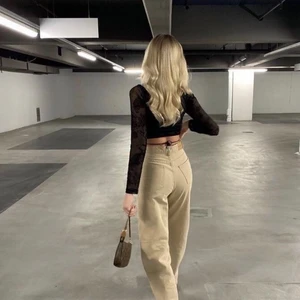 beiga jeans från monki - funderar på att sälja dessa beiga byxor från monki mot att priset ska vara bra🤍 buda. 