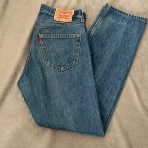 Levis jeans. Ett par superfina jeans som tyvärr är för stora för mig. Första bilden är taget från internet och har inte samma färg som dem jag säljer men det är samma modell. Storlek 33-34  passar M och L