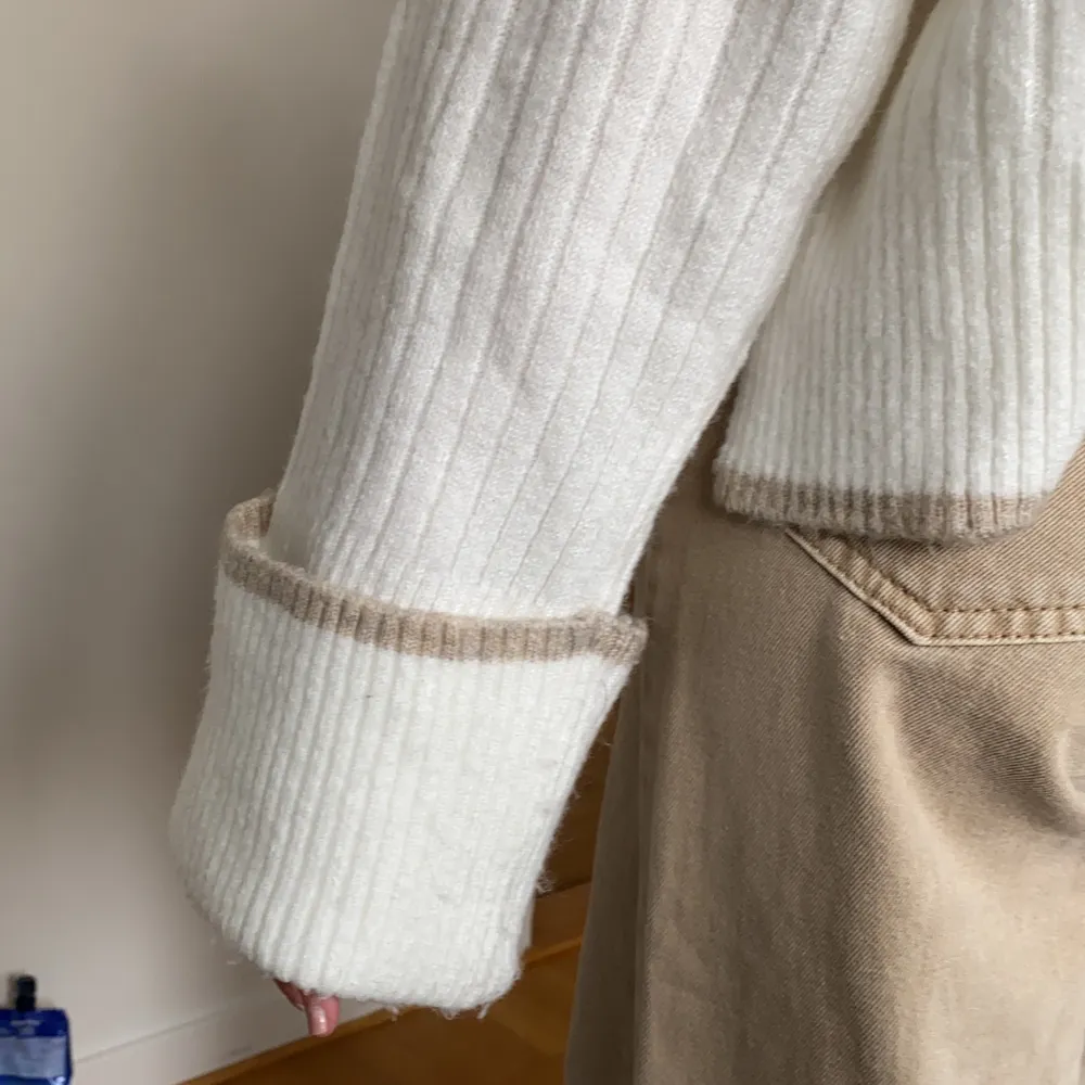 Dilvin knit vit och beige tröja! oversized passform! Bra skick och i storlek XS💞. Stickat.