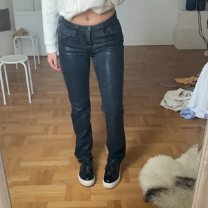 Zara jeans - As balla jeans från zara! Är i lite stretchigare material i storlek 36. Är inte lackade mer skimriga!