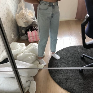 Momjeans   - Super fina Ljus blåa mom jeans från zara. I nyskick 100 kr + frakt 