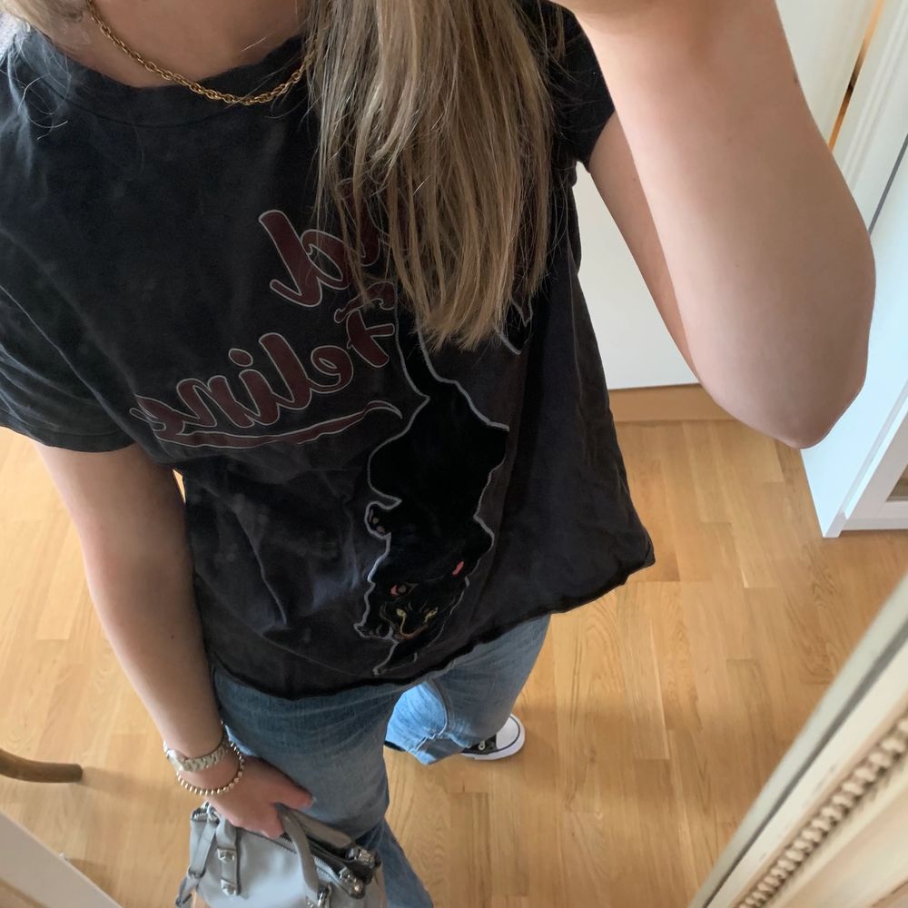 En jĂ€ttefin t-shirt med rockbandsstil dĂ€r de stĂ„r wild feline med en panter! đ€đđ (Pantern har ett sammetsmaterial! đ) AnvĂ€nde den för cirka 2-3 Ă„r sedan ksk 3 ggr totalt men Ă€nda sedan dess har den legat i min garderob och inte blivit anvĂ€nd :( âĄïžđ Storlek S men passar Ă€ven M!. T-shirts.
