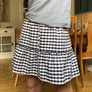 Rutig kjol  - Rutig kjol från ASOS! Mörkblå och vit med resår och snörning i midjan. Passar därför fler storlekar. Aldrig använd, Köpare står för frakt! 🚚 