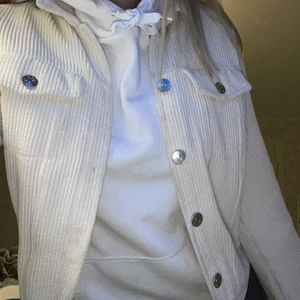 Vårjacka - Fin beige/vaniljvit vårjacka i manchstertyg från Only. Har två defekter på baksidan men är lätt att laga. Knappt  använd men har blivit lite smutsig på ärmarna men det går att tvätta bort. Köparen står för frakt. Köpt för typ 350 kr. Säljer för 20 kr + frakt. 