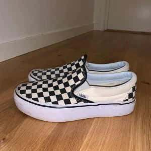 Vans skor - Säljer nu mina fina vana så de är lite stora för mig, använda ett fåtal gånger. Jag har använt en annan sula i därför ser de ut som de gör inuti. Fint skick men som sagt använda. Stl 39, men skulle säga att de passar 40 också. (Har kartongen kvar) 